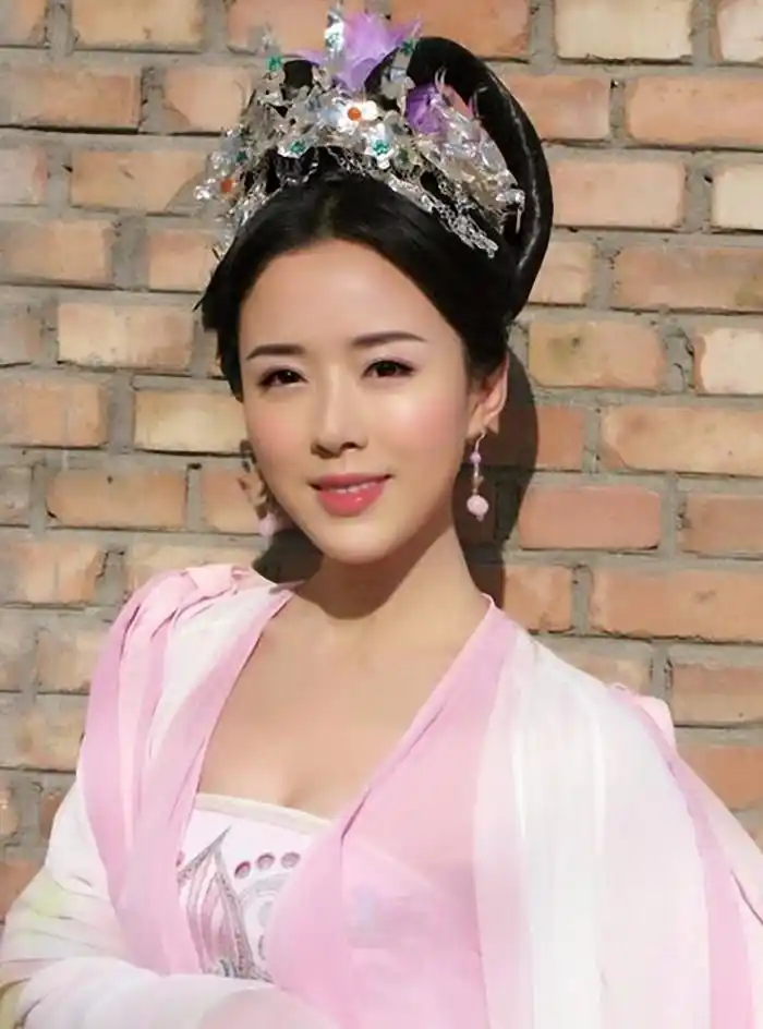 颜丹晨古装美图欣赏,最喜欢她在《宝莲灯》中嫦娥的造型了