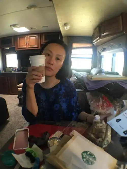 邬君梅晒素颜,满脸黄斑皱纹,这真实的容颜是不漂亮但看着舒服!