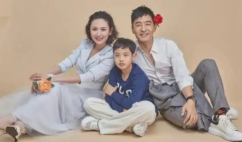 郭晓东罕携妻儿拍大片,他西装板鞋阳光帅气,儿子跟妈共用一张脸插图1