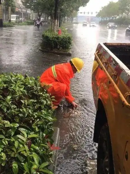 心疼又暖心!江阴这些人坚持在连绵不绝的风雨中拼搏