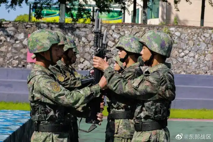 东部战区空军某场站警卫连举行新兵授枪仪式