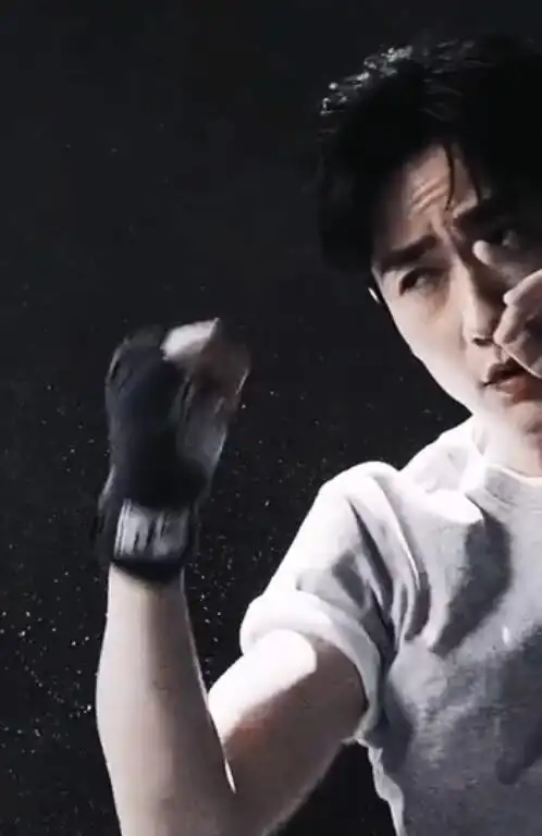 结果一查才知道,朱一龙有个外号,叫"健身龙".