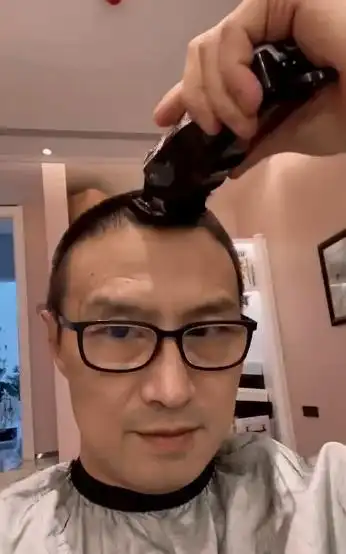 削发明志,汪峰发新歌剪短发第28次冲榜,章子怡帮其传宣