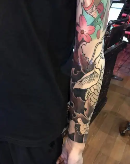 彩色花臂纹身图片_手臂新传统纹身图案