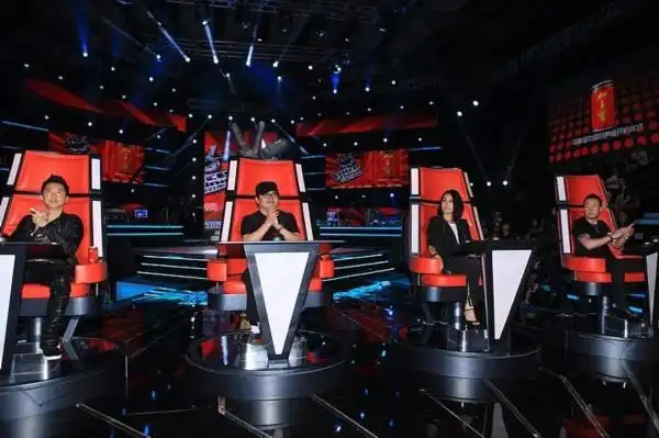 《中国好声音》第一季现场画面,从左至右的4位导师依次是庾澄庆,刘欢