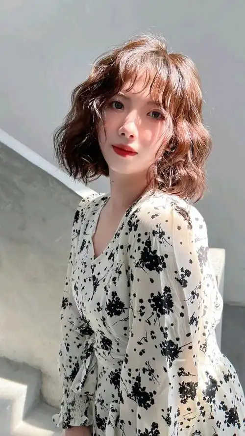 齐脖的全头烫发对于长脸型的姐妹来说,特别的友好,蓬蓬的造型可以增加