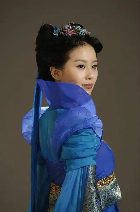 景天前世和龙葵是兄妹,一个是王子一个是公主,景天从小到大都对妹妹