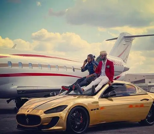 英国富二代秀奢华生活