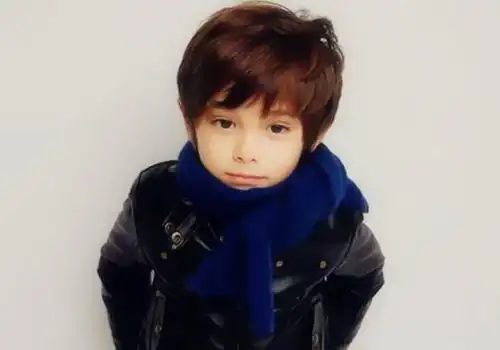 童趣呆萌小男孩图片_帅气的小男孩_可爱图片