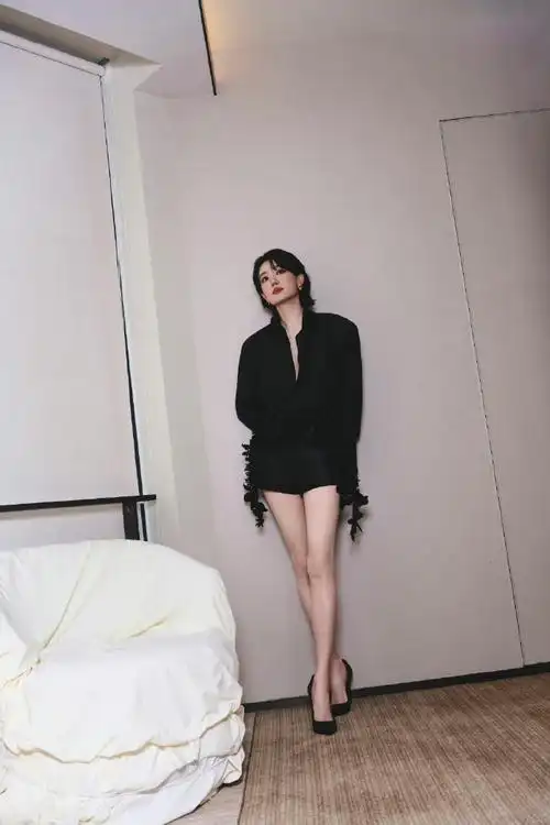 张小斐这低开的衣领,真的是让人哈斯啊,小姐姐的身材也太亮眼了,好