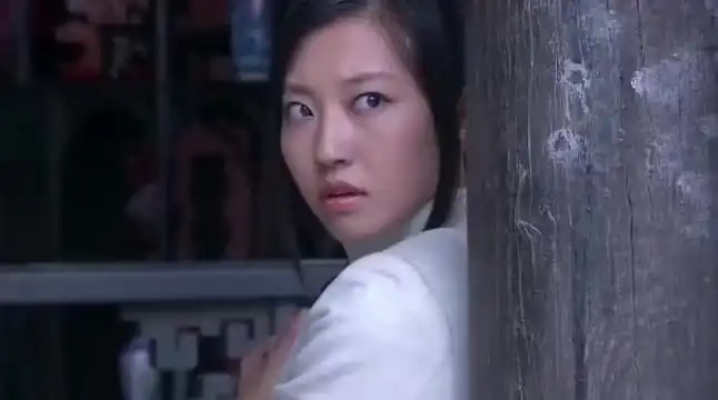 喋血孤岛:美女狙击手枪枪爆头,鬼子藏在坟地不敢露头,出来就死