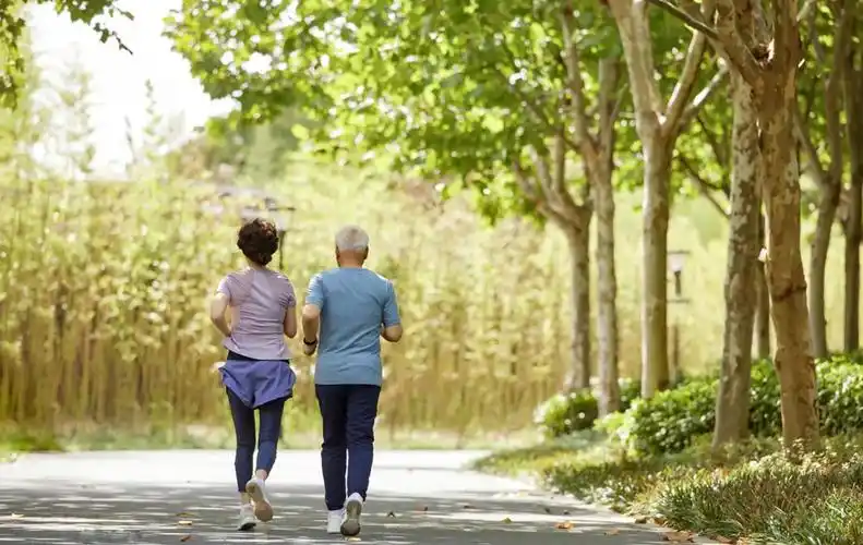 随着越来越多专业化,规模化运动场所的落地,为承接中老年户外运动需求