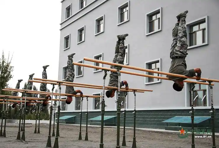 器械体操比武 兵哥哥的这身肌肉可是实打实的