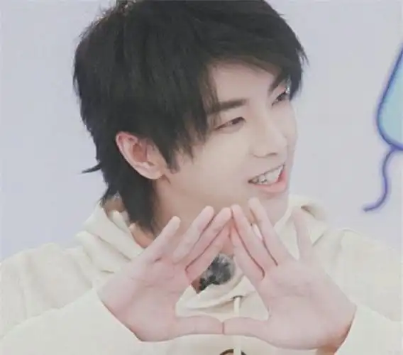 男星比心有多搞笑华晨宇还不错看到肖战这是比了个大馒头