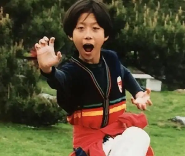 在拳法上也并不出色,还被人起了个外号叫猴子1992年,张一山出生在北京