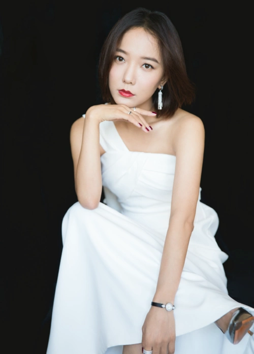 王珞丹亮相电影节一袭白色斜肩礼服裙宛如童话公主般高贵优雅