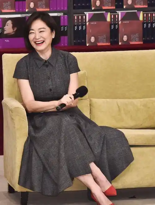 林青霞才是真正优雅老去:穿搭不显老不扮嫩,发福有皱纹也好美_衣服_年