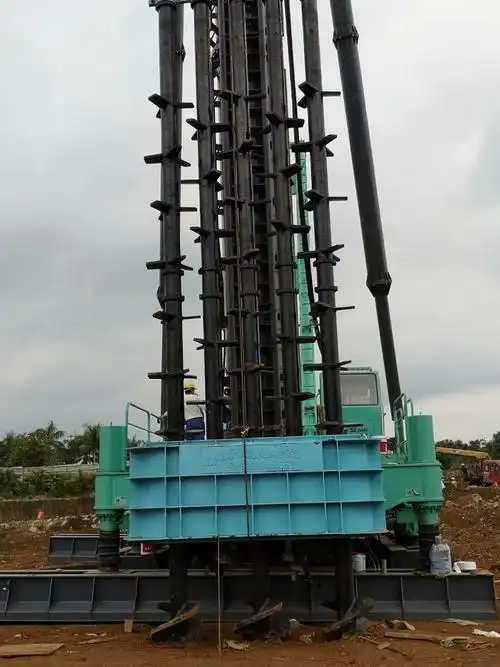 是软基处理的一种有效形式,利用搅拌桩机将水泥喷入土体并充分搅拌,使