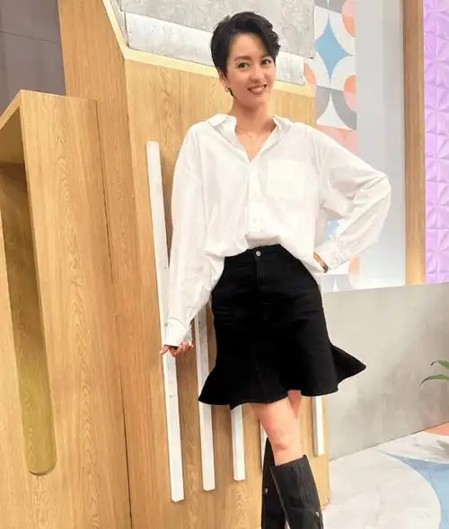 原创梁咏琪一家三口幸福庆生9岁混血女儿长变样龅牙太影响颜值