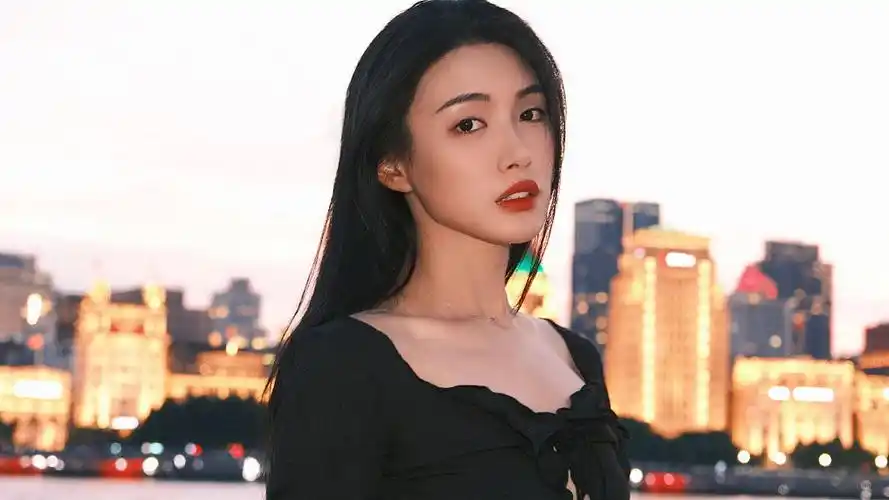 1/92022年8月4日,女子演唱组合7senses成员戴萌公开七夕写真,身穿黑色