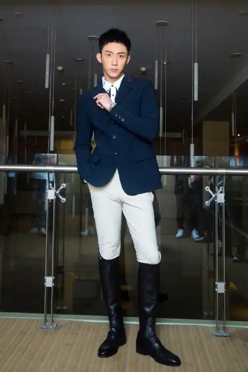 黄景瑜#变身优雅骑士亮相浪琴国际马术会