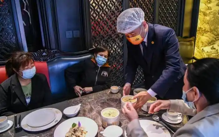 操作工,有37个属于社会生产服务和生活服务人员,如营销员,餐厅服务员