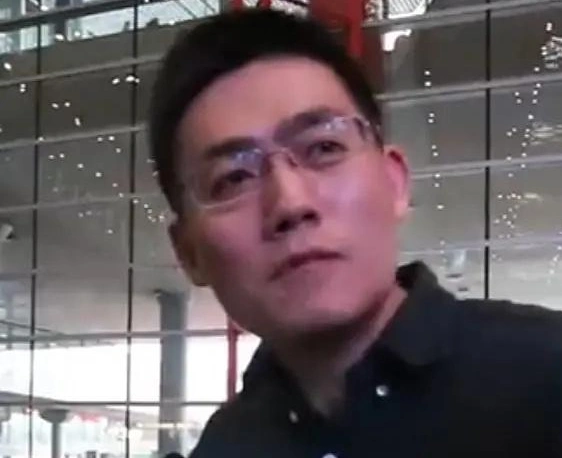 近日,因为《少年如歌》这部网剧,时代峰峻老板为护旗下艺人严浩翔将