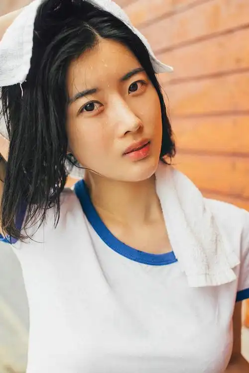 短发清纯美女运动装戏水清爽写真