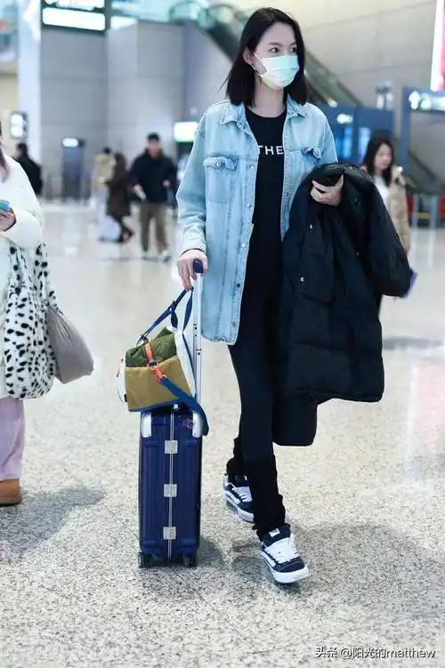 街拍:张梓琳牛仔衬衫 黑色紧身长裤 黑色羽绒服低调十足_上海_机场