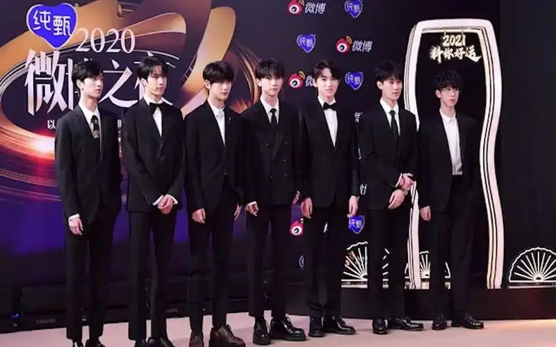 时代少年团全员西装现身帅气有型