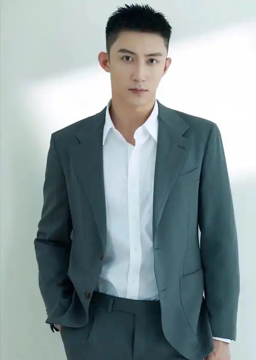 这是哪位男明星穿西装这么帅呀