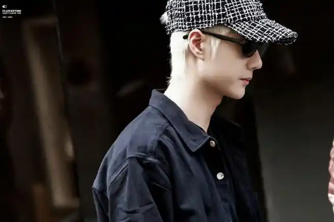 网友在巴黎偶遇王一博##王一博时装周金发