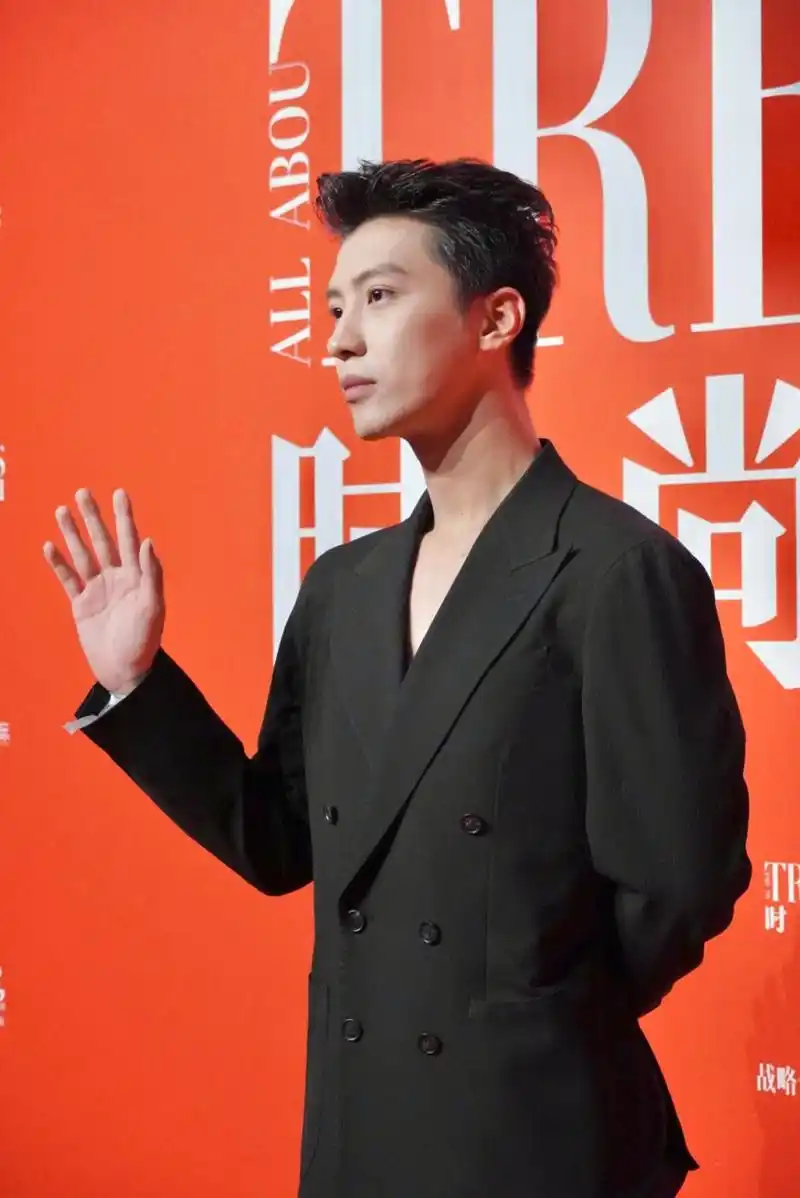 时尚知道遇见之夜时尚知道橙毯  李若天一身双排扣西装,简洁又时尚!