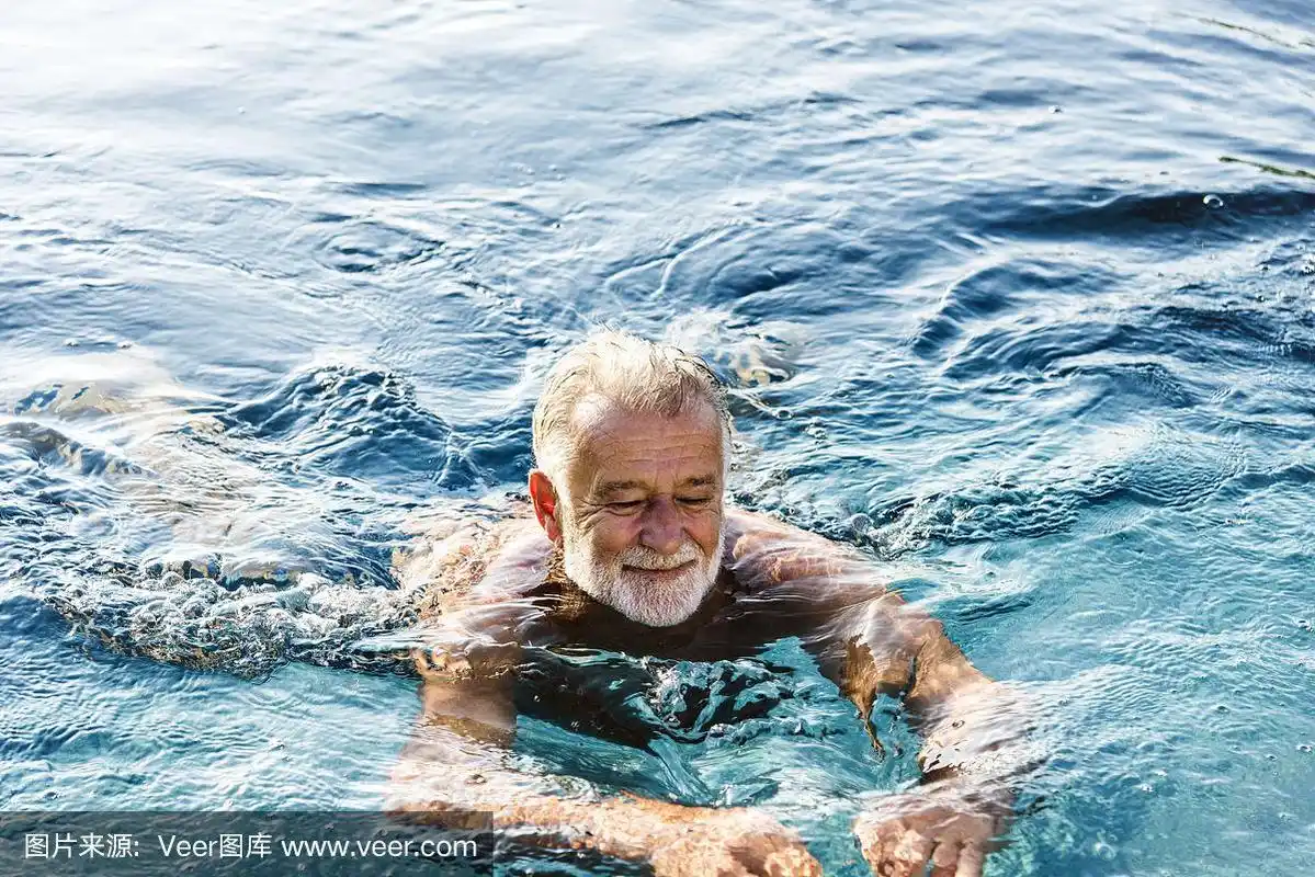 老男人在游泳池里