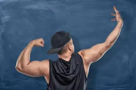 背影肖像年轻男子在健身房健身快乐的年轻男子在泳池边年轻的男人和