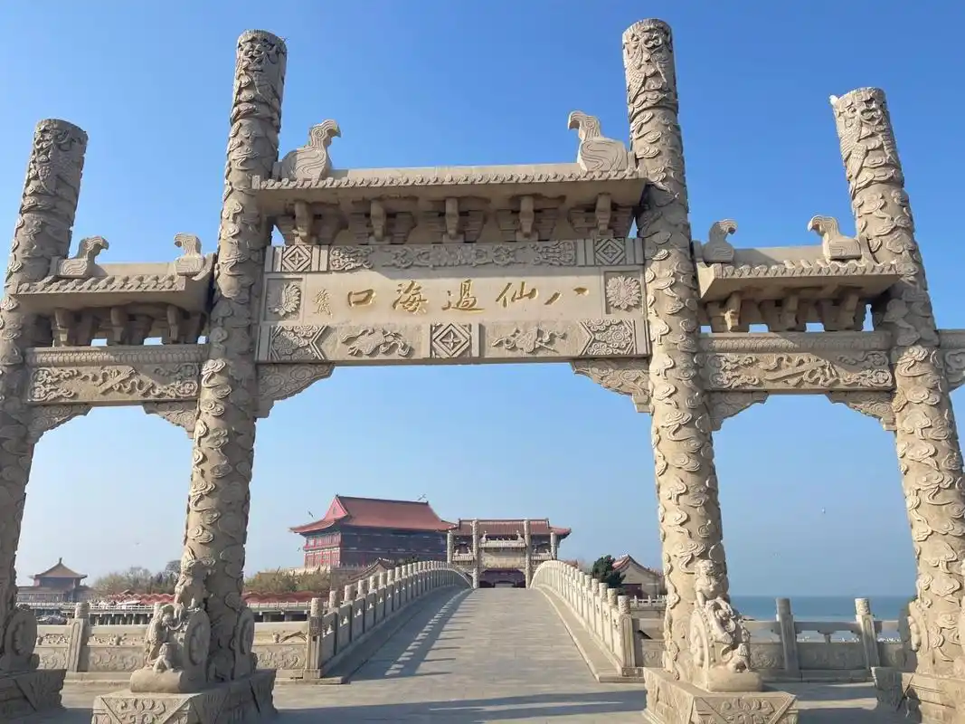 烟台蓬莱·八仙过海景区 八仙过海景区形如宝葫芦横卧在大海之上,与