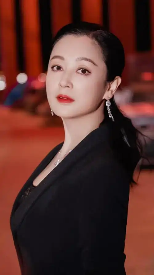陈红52岁状态##长津湖剧组亮相北影节