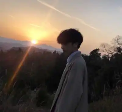 夕阳男头像"如果夕阳能想你这么美,那我宁愿永远守护着你,守护着我的