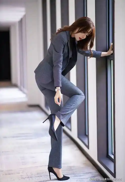 长发美女深灰色西装穿出女王范_气质_职场_黑色