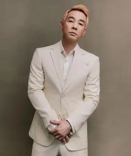 陈小春身穿白色西装帅气当中带着脾气相依旧是我们那枚大哥