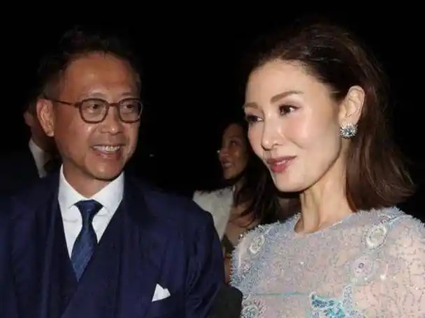 李嘉欣与老公初次约会照,巴黎铁塔亲密合照,她出道时便认识他_许晋亨