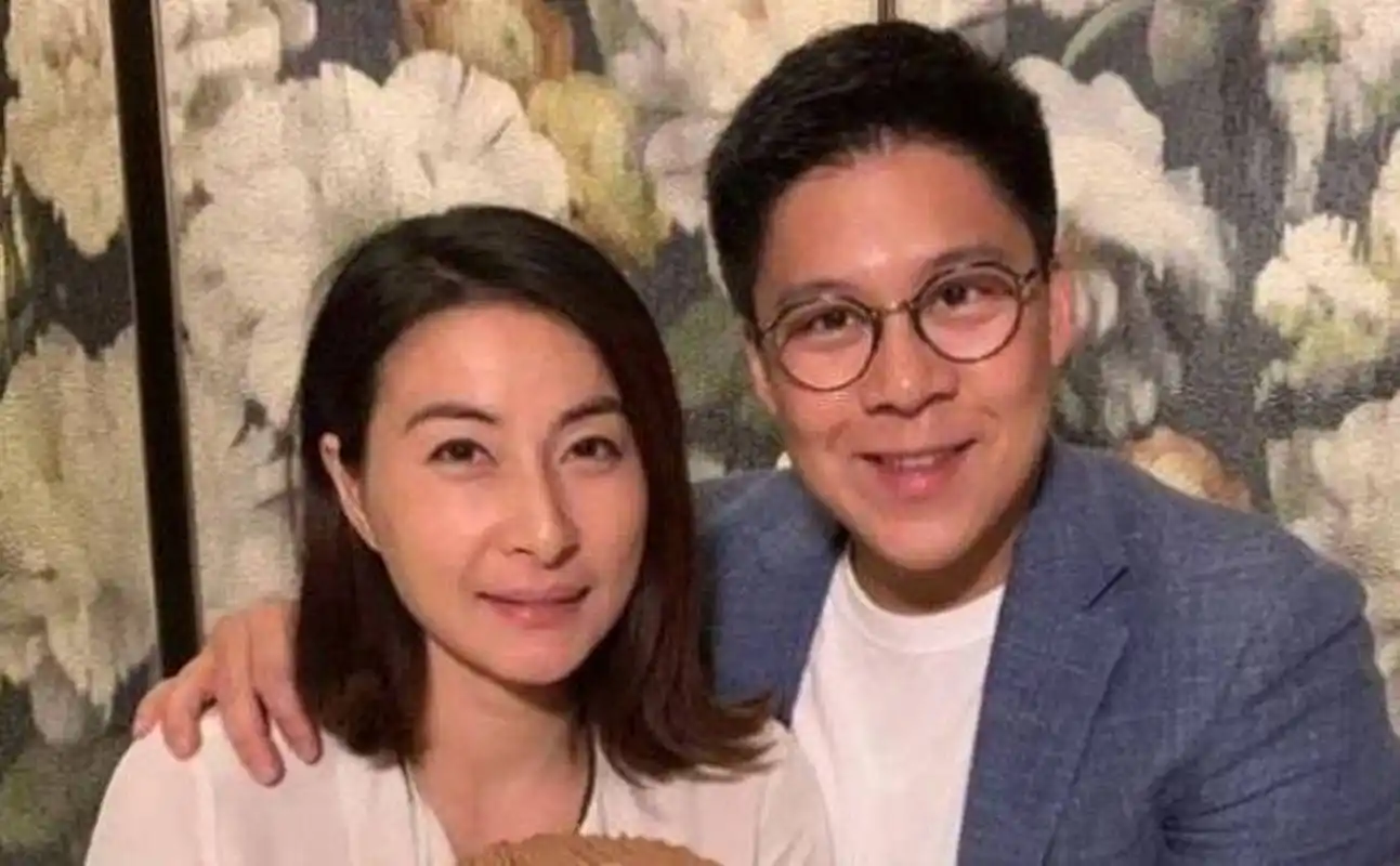 郭晶晶怀第4胎!现身街头孕肚明显,霍启刚细心陪伴身边