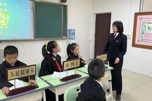 法院到县青少年活动中心组织学生开展了一次法治宣讲暨"模拟法庭"活动