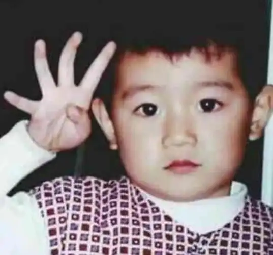 这是钟汉良的童年照,他拍照的那个时候已经长大了,还是很好辨认出来的