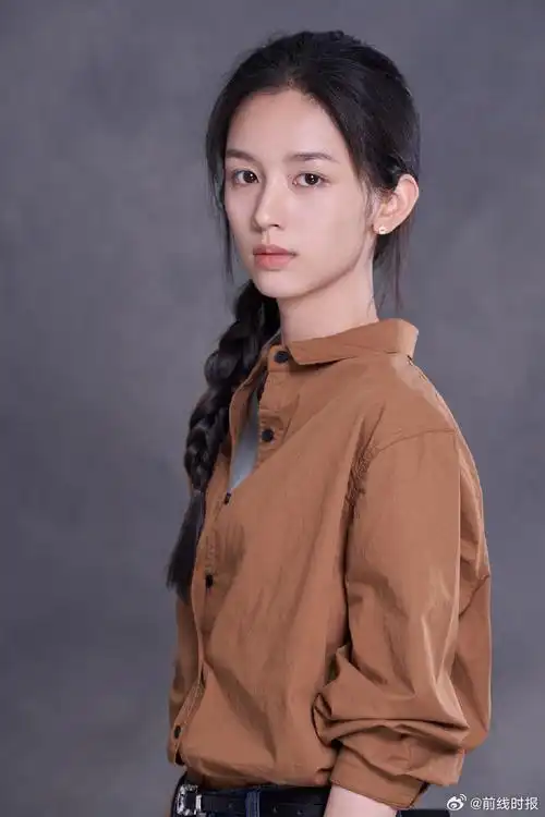 《孤注一掷》30亿海报麻花辫标准证件照!