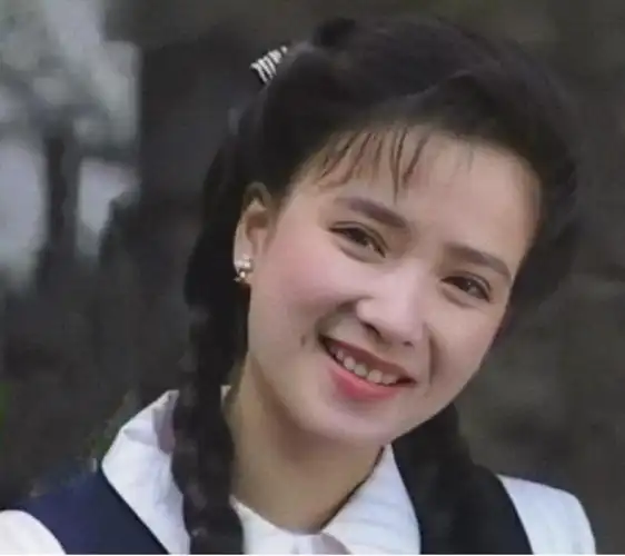 参与了电视剧《青青河边草》的拍摄,饰演女主角之一的华又琳,剧中她的