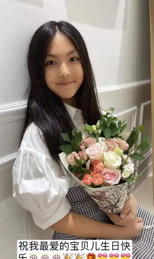 14岁王诗龄近照曝光,穿粉色抹胸裙粉嫩惊艳,肩颈线优越又瘦又美