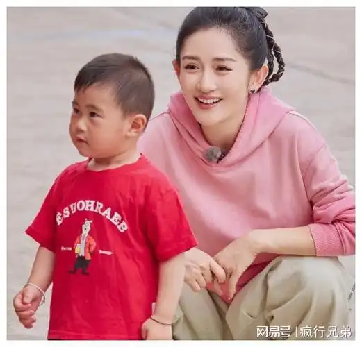 张杰谢娜带三女儿玩迪士尼,十指紧扣如热恋情侣,3个保姆很抢镜