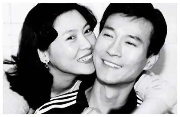 郑少秋婚后生活揭秘,三任妻子,孩子现状大揭秘!_婚姻_观众_人生