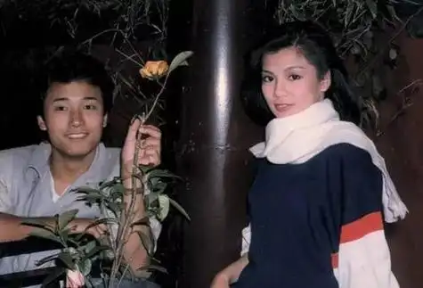 照片中,久未露面的苗侨伟和妻子戚美珍罕见同框,镜头前两人身着红色